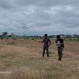 Dua remaja ini menghabiskan waktu sore hari dengan bermain layang-layang dilahan kosong Perum GTA Tawangsari