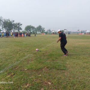 Tendangan pertama Kades Bringinbendo sebagai pembuka turnamen