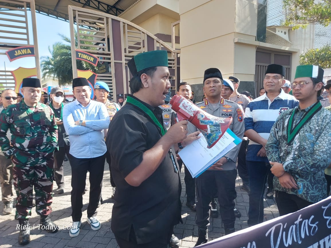 Aksi HMI depan Mapolresta Sidoarjo ditemui Kapolresta Sidoarjo, Bupati Sidoarjo dan Dandim 0816 Sidoarjo
