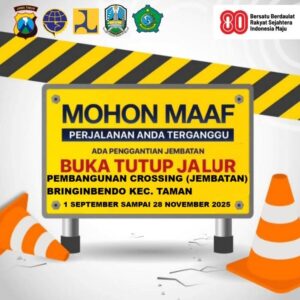 Papan pemberitahuan penutupan jalan imbas pelebaran jalan.