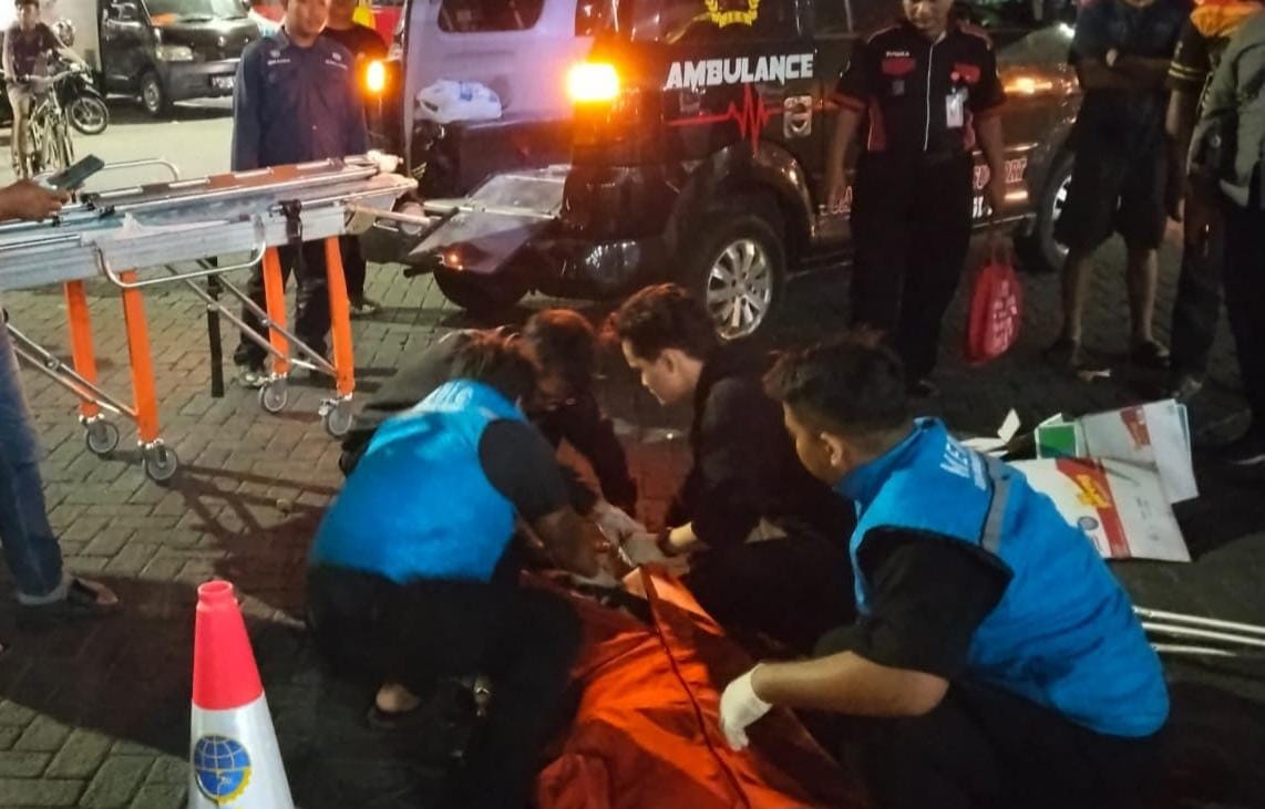 Petugas evakuasi lansia yang tertabrak Suroboyo Bus hingga tewas.