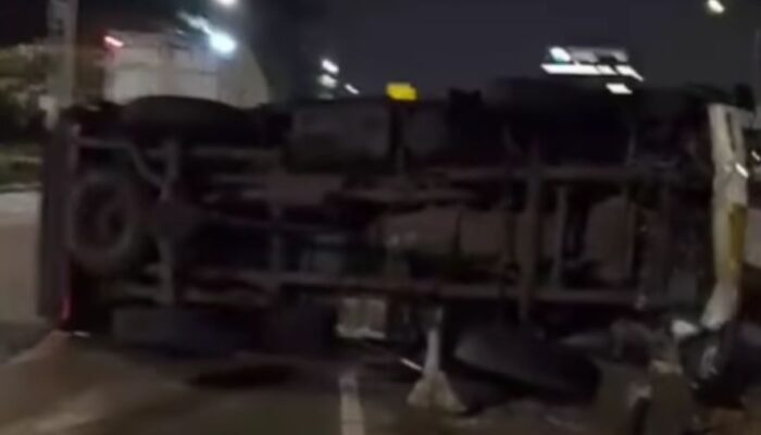 Truk Muatan Air Mineral Terguling di Jalan Gatot Subroto Akibat Sopir Ngantuk