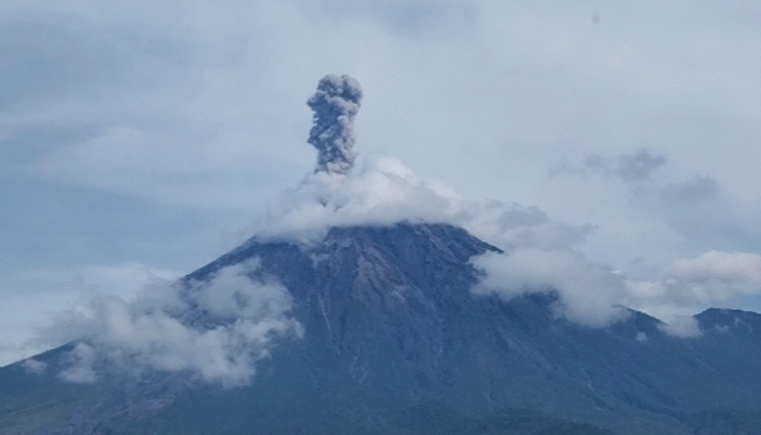 Gunung Semeru Kembali Erupsi, Semburkan Kolom Abu Setinggi 1.300 Meter