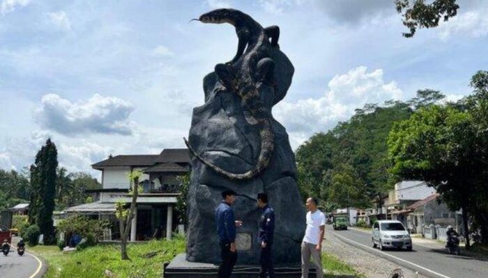 Patung Biawak Realistis di Wonosobo Curi Perhatian Pengendara, Jadi Spot Foto Baru di Jalur Banjarnegara