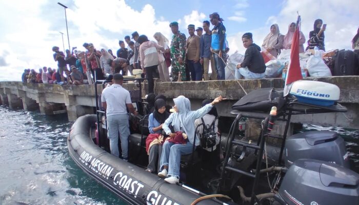 Bakamla RI Bantu Angkut Ratusan Warga dan Logistik Pulau Enggano ke Bengkulu