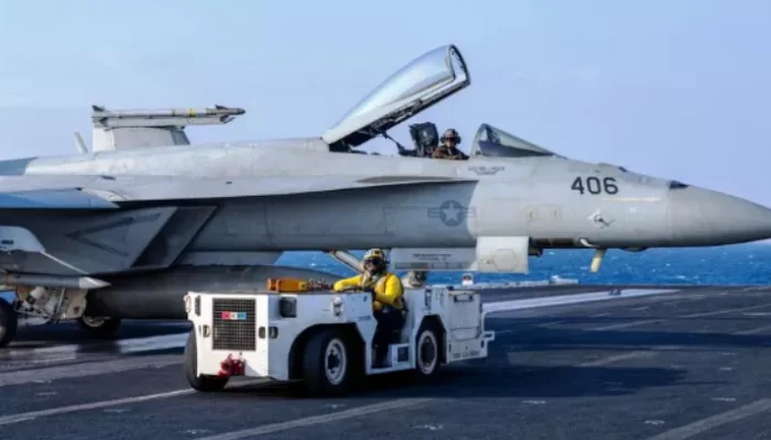 Jet Tempur F-18 AS Jatuh di Laut Merah Saat Hindari Serangan Houthi, Kapal Induk Truman Diserang