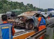 Sedan Mazda 6 Terbakar di Tol Sidoarjo-Waru, Diduga Akibat Ledakan Mesin