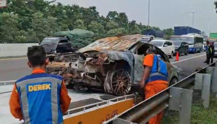 Sedan Mazda 6 Terbakar di Tol Sidoarjo-Waru, Diduga Akibat Ledakan Mesin