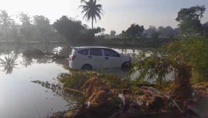 Mobil Warga Cianjur Terseret Banjir hingga ke Sawah, Evakuasi Berlangsung Dramatis