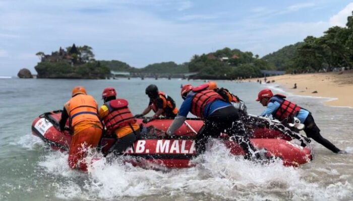 Tim SAR Gabungan Terus Lakukan Pencarian Tiga Santri Terseret Ombak di Pantai Balekambang