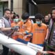 Tersangka pencurian tunjukkan cara mencuri pipa