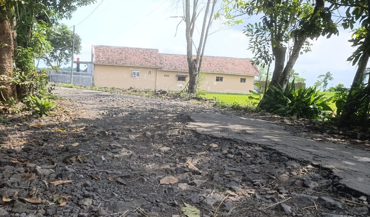 Jalan rusak di daerah mayang Kabupaten Jember