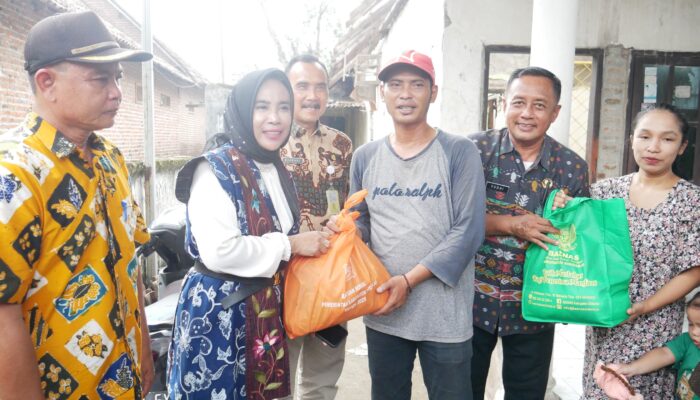 Rumah Di Terjang Angin Kencang Di Desa Sumput, Wakil Bupati Hj. Mimik Idayana Sigap Sidak Berikan Bantuan Perbaikan Rumah