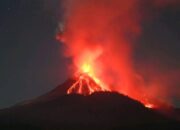 Gunung Ile Lewotolok Meletus 186 Kali dalam Sehari, Lava Pijar Meluncur hingga 300 Meter