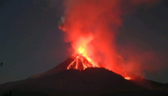 Gunung Ile Lewotolok Meletus 186 Kali dalam Sehari, Lava Pijar Meluncur hingga 300 Meter