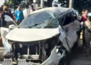 Ugal-ugalan di Tol Japek, Mobil Diduga Komplotan Pencuri Dikejar Polisi hingga Ringsek