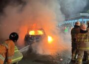 Honda HR-V Terbakar di Tol Dalam Kota, Empat Penumpang Selamat