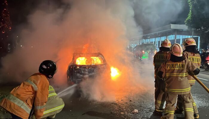 Honda HR-V Terbakar di Tol Dalam Kota, Empat Penumpang Selamat