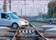 Waspada Selip! Ini Penyebab Mobil Tak Bisa Melaju Saat Melintasi Rel Kereta