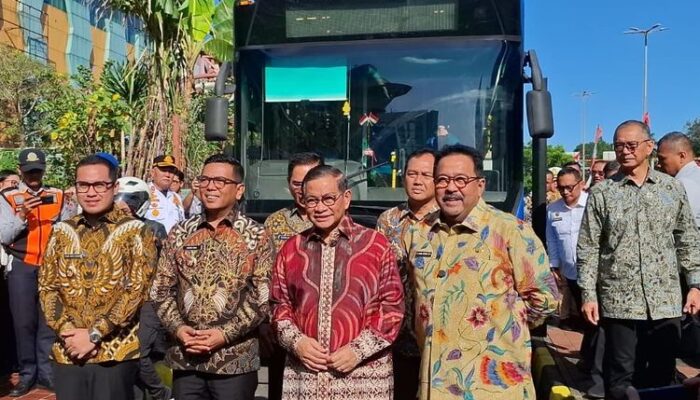Momen Rano Karno Pulang Kerja Naik Transjakarta, Ikut Antre Masuk Halte