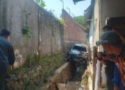 Mobil Xenia Nyangkut di Selokan Akibat Banjir Lumpur, Pemilik Kebingungan Minta Bantuan Evakuasi