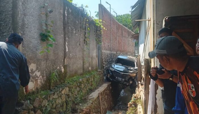 Mobil Xenia Nyangkut di Selokan Akibat Banjir Lumpur, Pemilik Kebingungan Minta Bantuan Evakuasi