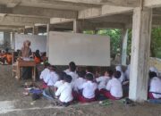 Siswa SDN Bedono 1 Terpaksa Belajar di Kolong Bangunan Akibat Kunci Gedung Baru Belum Diserahkan