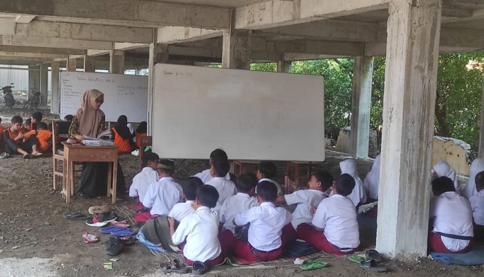 Siswa SDN Bedono 1 Terpaksa Belajar di Kolong Bangunan Akibat Kunci Gedung Baru Belum Diserahkan