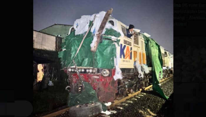 Truk Bermuatan Kedelai Tabrak Kereta Api di Kaligawe Semarang