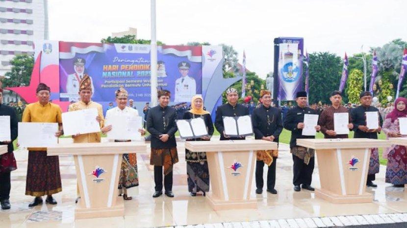 BEASISWA Gubernur Jawa Timur Khofifah Indar Parawansa memimpin upacara