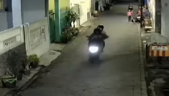 Viral di Surabaya, Komplotan Jambret Sasar Anak-Anak Bermain Ponsel di Gazebo
