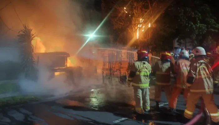 Kebakaran Bengkel Oli di Jalan Arjuno Surabaya, Enam Mobil Pemadam Dikerahkan
