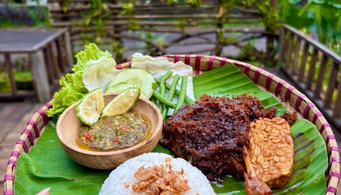 Tempat Makan Terbaru dan Makanan Terenak di Trawas: Waroeng Kebun Pringgitan Hadirkan Nuansa Pedesaan Jaman Majapahit dengan Harga Ekonomis