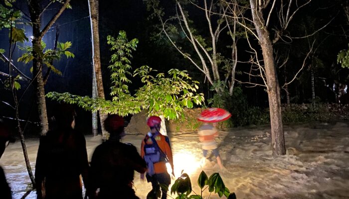 Tim SAR Gabungan Evakuasi Warga Desa Ngares Trenggalek yang Terdampak Banjir