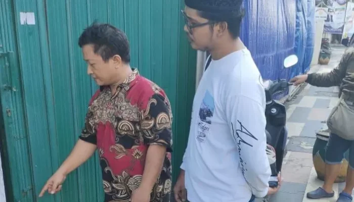 Konter HP di Manukan Dalam Dibobol Maling, CCTV Rekam Aksi Pelaku yang Masuk Lewat Plafon