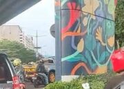 Viral! Mobil Diduga Milik Polisi Langgar Rambu di Bawah Jembatan Mayangkara Surabaya