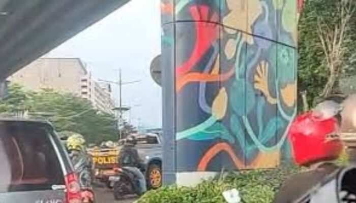Viral! Mobil Diduga Milik Polisi Langgar Rambu di Bawah Jembatan Mayangkara Surabaya