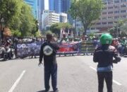 Ribuan Driver Ojol Geruduk Surabaya, Tuntut Potongan Aplikasi Diturunkan dan Tarif Diperbaiki