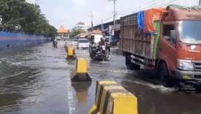 Banjir Rob Rendam Pesisir Surabaya, Genangan Capai 50 Cm dan Ganggu Aktivitas Warga