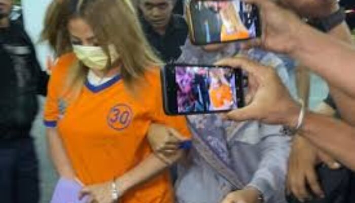 Polisi Fasilitasi Jan Hwa Diana Kembalikan Ijazah dan Dokumen Eks Pekerja ke Polda Jatim