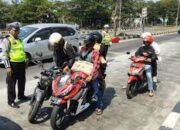 Polisi Tilang 197 Pemotor Nekat Tanpa Pelat Nomor di Surabaya