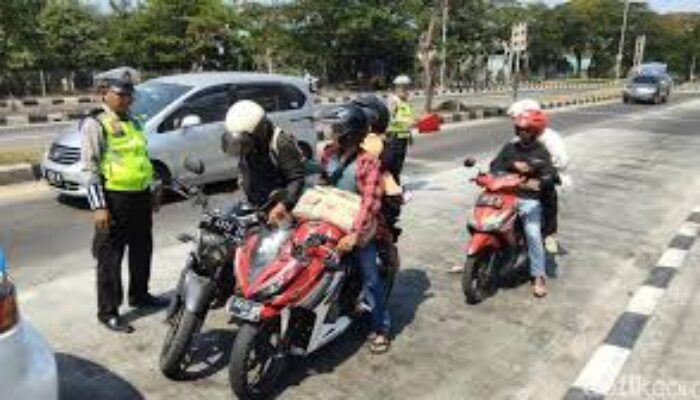 Polisi Tilang 197 Pemotor Nekat Tanpa Pelat Nomor di Surabaya