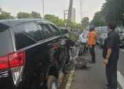 Inova Hitam Tabrak Tiang PJU di Turunan Layang Mayangkara, Lalu Lintas Sempat Macet