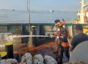 Kapal KM Dewi Bulan 89 Terbakar di Perairan Manyar, Seluruh ABK Selamat