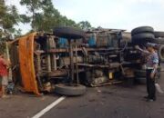 Truk Los Bak Tabrak Angkot di Sidoarjo, Masuk Parit Usai Hantam Gapura