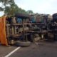 Truk Los Bak Tabrak Angkot di Sidoarjo, Masuk Parit Usai Hantam Gapura