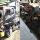Hindari Penyeberang Jalan, Truk Ayam Tabrak Enam Motor Parkir di Jombang