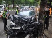 Lima Kendaraan Tabrakan Beruntun di Kenjeran Surabaya, Sopir Truk Pasir Terjepit Selama 90 Menit