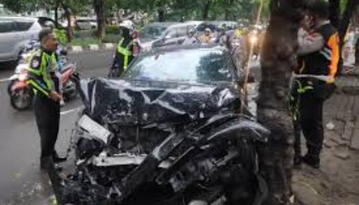 Lima Kendaraan Tabrakan Beruntun di Kenjeran Surabaya, Sopir Truk Pasir Terjepit Selama 90 Menit