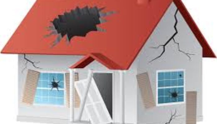 Atap Rumah Warga di Lahan PT KAI Surabaya Roboh Tiba-Tiba, Diduga karena Faktor Usia Bangunan